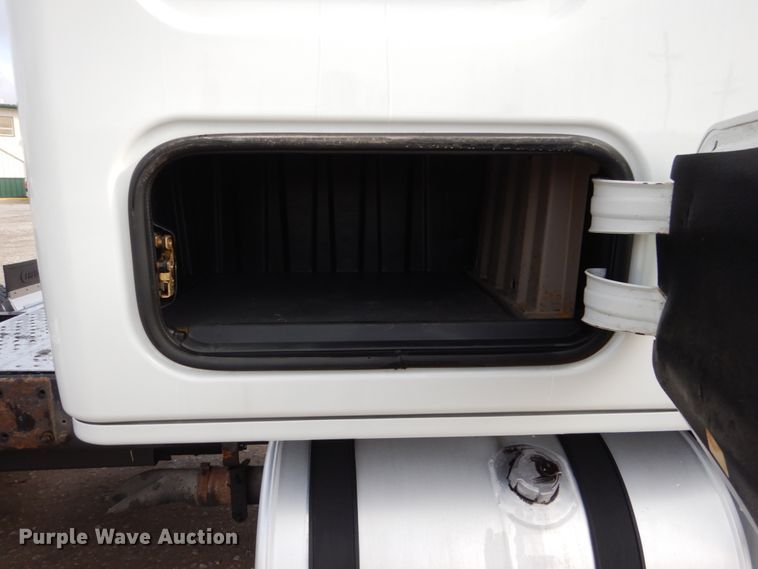 image for item EC9079 2013 Freightliner Cascadia semi truck