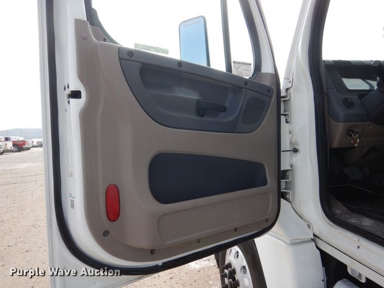 image for item EC9079 2013 Freightliner Cascadia semi truck