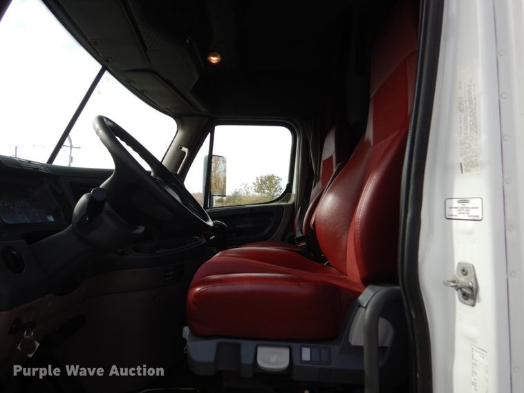 image for item EC9079 2013 Freightliner Cascadia semi truck