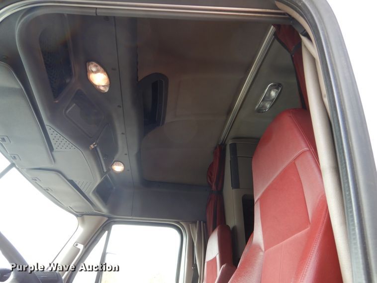 image for item EC9079 2013 Freightliner Cascadia semi truck