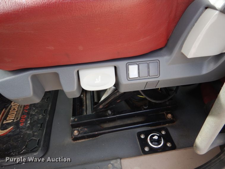 image for item EC9079 2013 Freightliner Cascadia semi truck