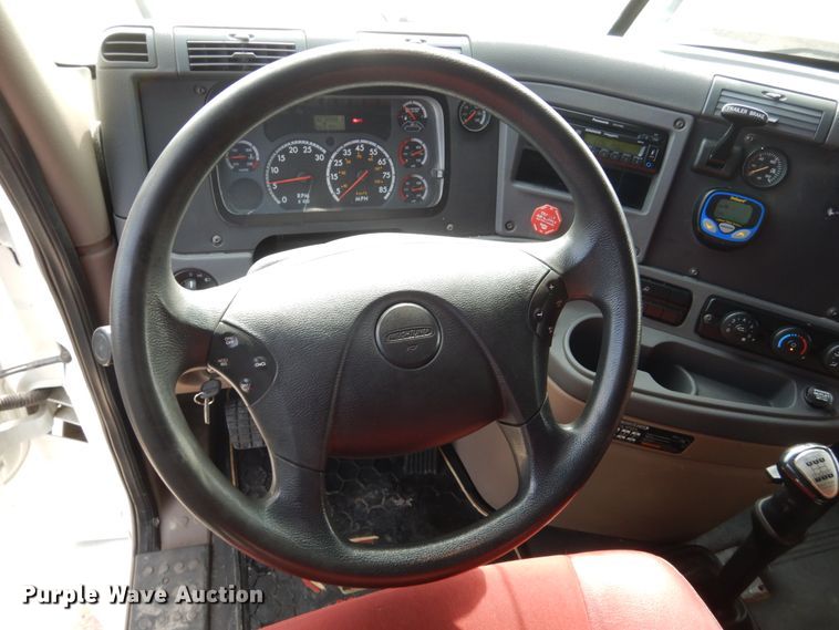 image for item EC9079 2013 Freightliner Cascadia semi truck