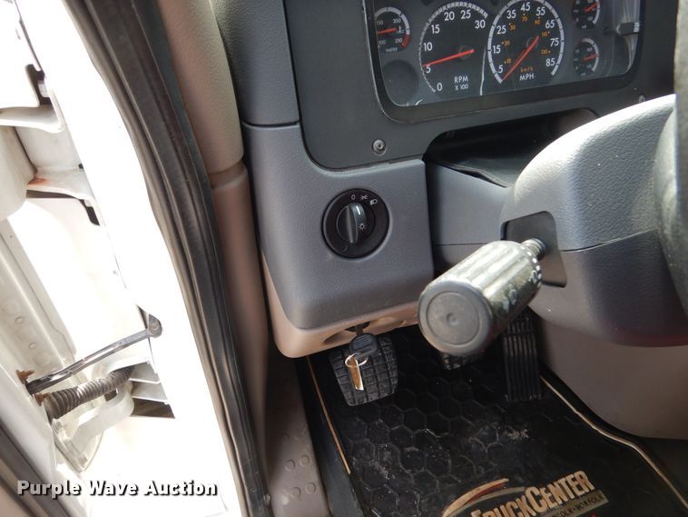 image for item EC9079 2013 Freightliner Cascadia semi truck