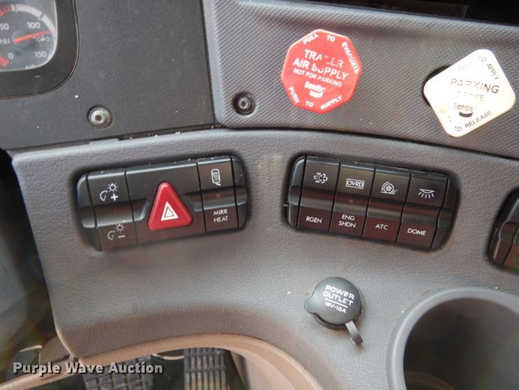 image for item EC9079 2013 Freightliner Cascadia semi truck