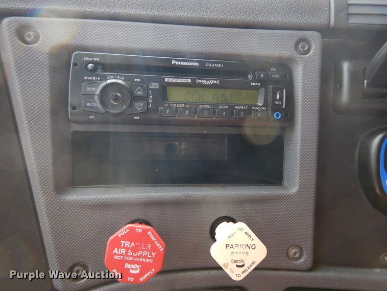 image for item EC9079 2013 Freightliner Cascadia semi truck