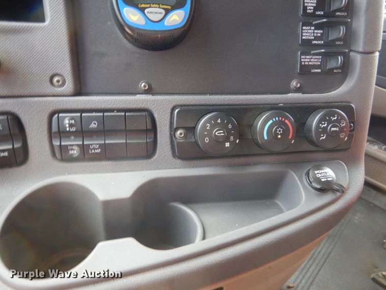 image for item EC9079 2013 Freightliner Cascadia semi truck