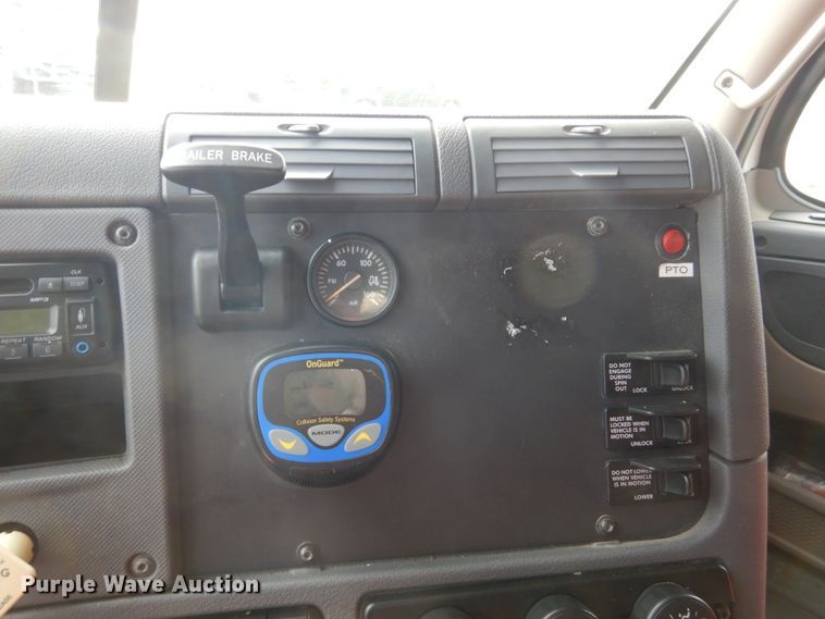 image for item EC9079 2013 Freightliner Cascadia semi truck