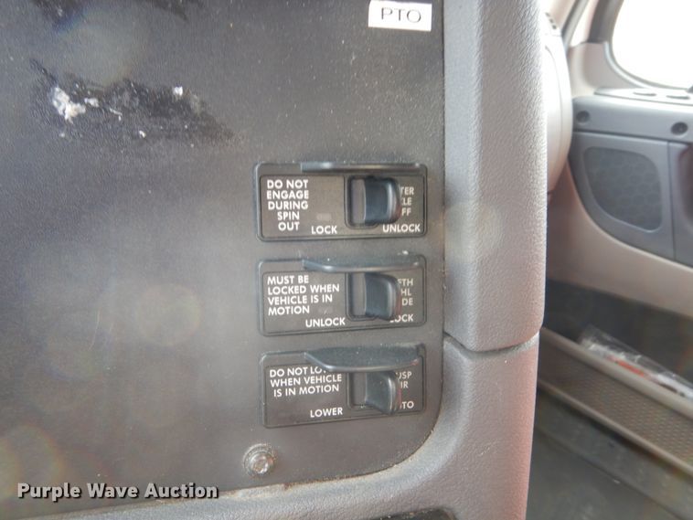 image for item EC9079 2013 Freightliner Cascadia semi truck