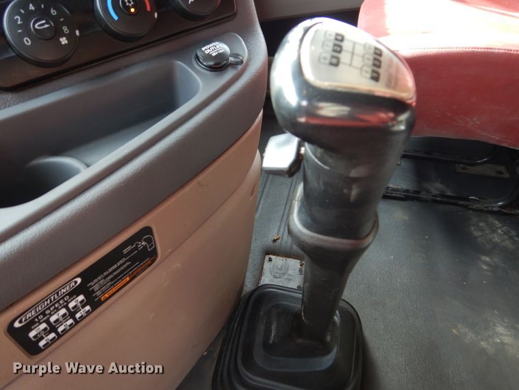 image for item EC9079 2013 Freightliner Cascadia semi truck