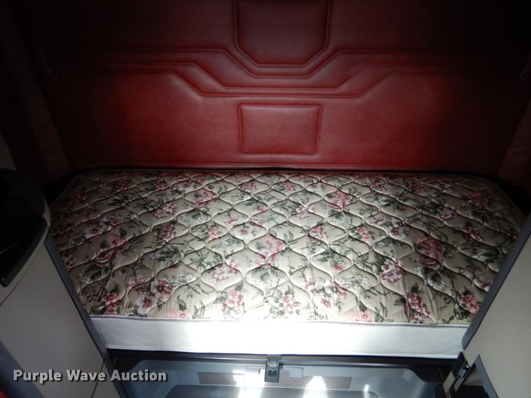 image for item EC9079 2013 Freightliner Cascadia semi truck