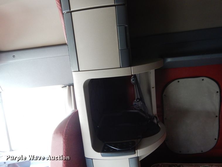 image for item EC9079 2013 Freightliner Cascadia semi truck