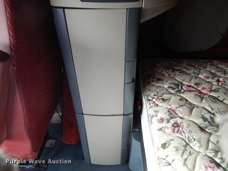 image for item EC9079 2013 Freightliner Cascadia semi truck