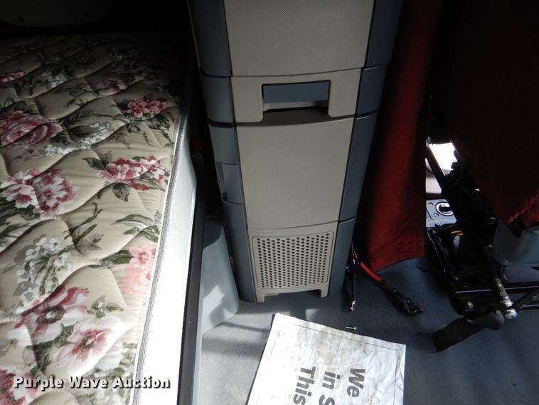 image for item EC9079 2013 Freightliner Cascadia semi truck