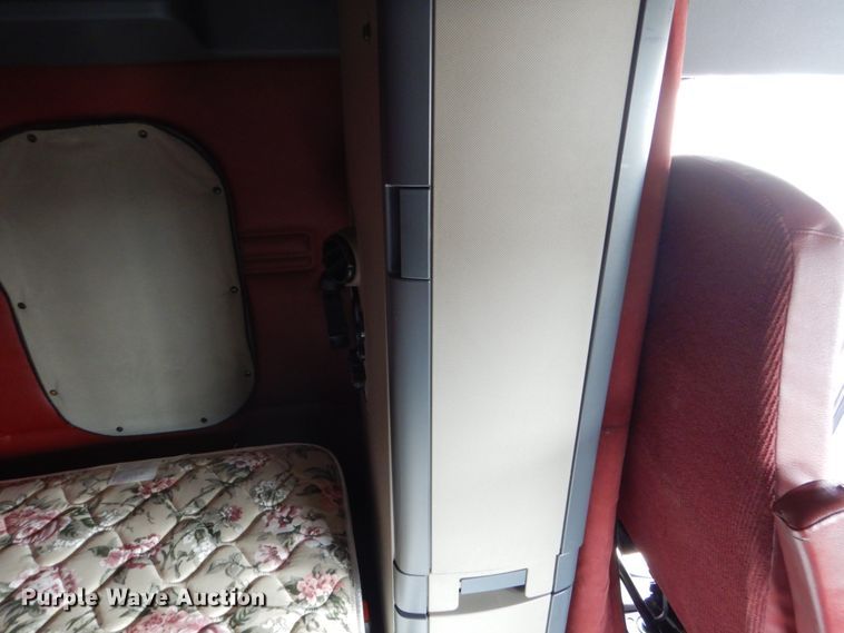 image for item EC9079 2013 Freightliner Cascadia semi truck