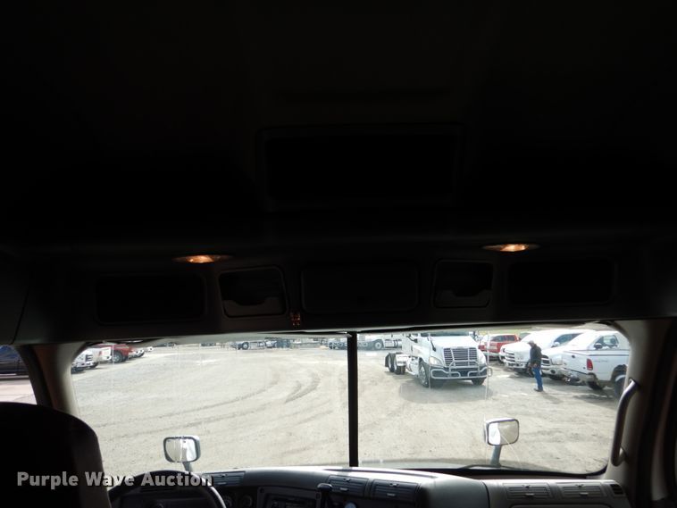 image for item EC9079 2013 Freightliner Cascadia semi truck