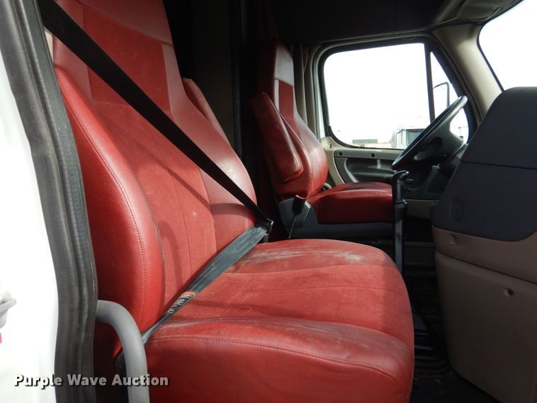 image for item EC9079 2013 Freightliner Cascadia semi truck