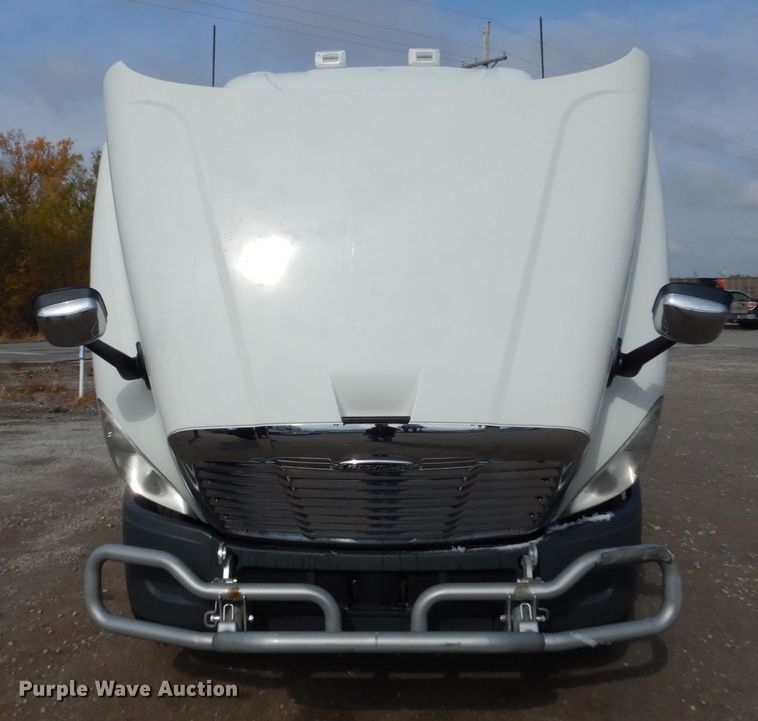 image for item EC9079 2013 Freightliner Cascadia semi truck