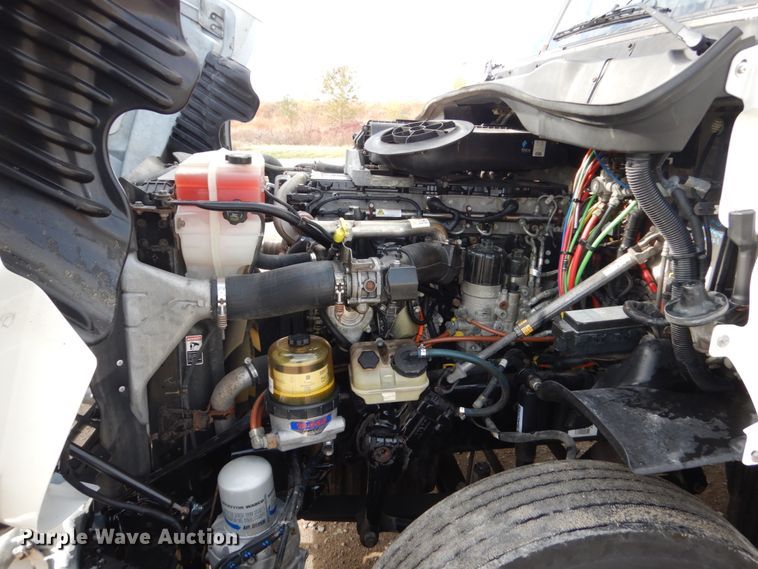 image for item EC9079 2013 Freightliner Cascadia semi truck