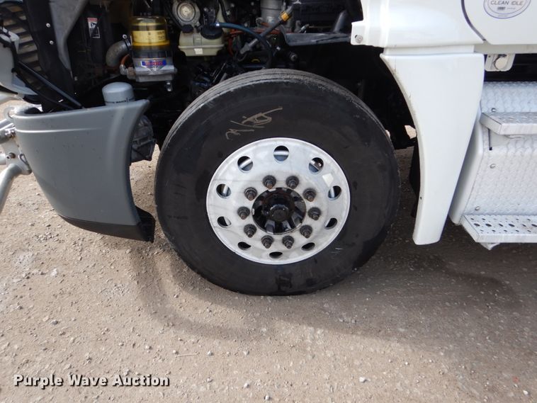 image for item EC9079 2013 Freightliner Cascadia semi truck