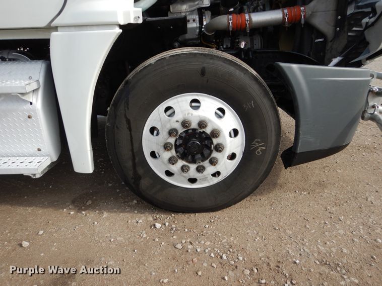 image for item EC9079 2013 Freightliner Cascadia semi truck