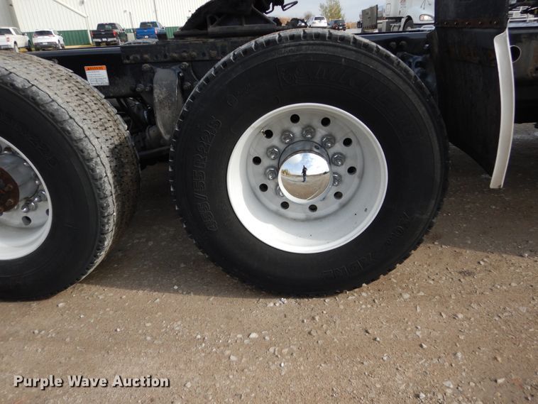 image for item EC9079 2013 Freightliner Cascadia semi truck