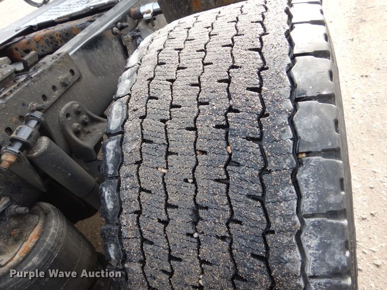 image for item EC9079 2013 Freightliner Cascadia semi truck