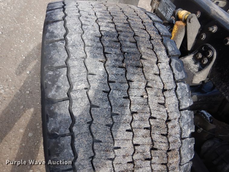 image for item EC9079 2013 Freightliner Cascadia semi truck