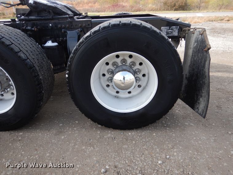 image for item EC9079 2013 Freightliner Cascadia semi truck