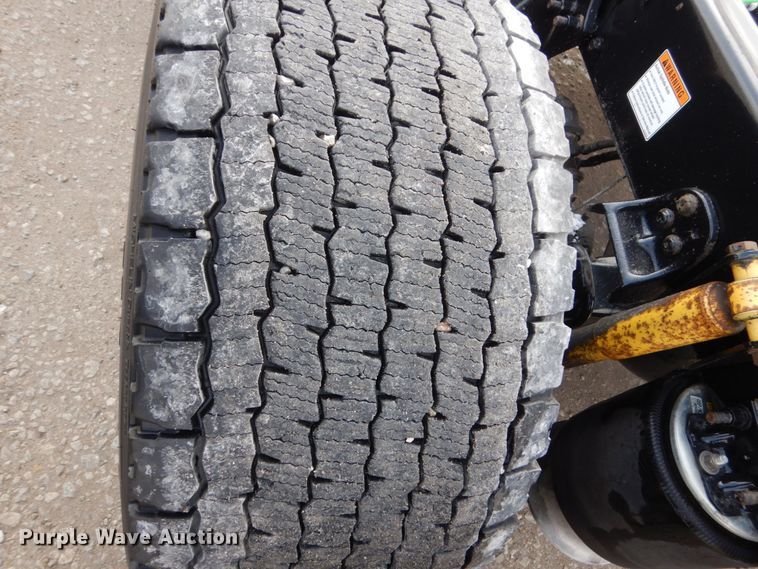 image for item EC9079 2013 Freightliner Cascadia semi truck