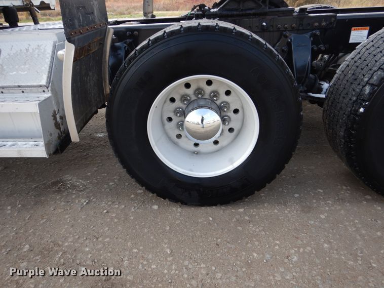 image for item EC9079 2013 Freightliner Cascadia semi truck