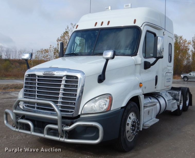 image for item EC9080 2013 Freightliner Cascadia semi truck