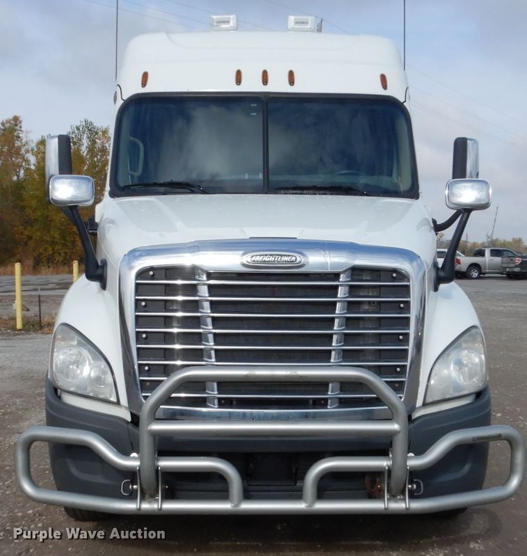 image for item EC9080 2013 Freightliner Cascadia semi truck