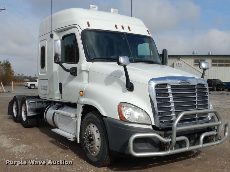image for item EC9080 2013 Freightliner Cascadia semi truck