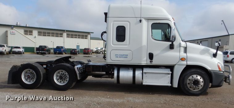 image for item EC9080 2013 Freightliner Cascadia semi truck