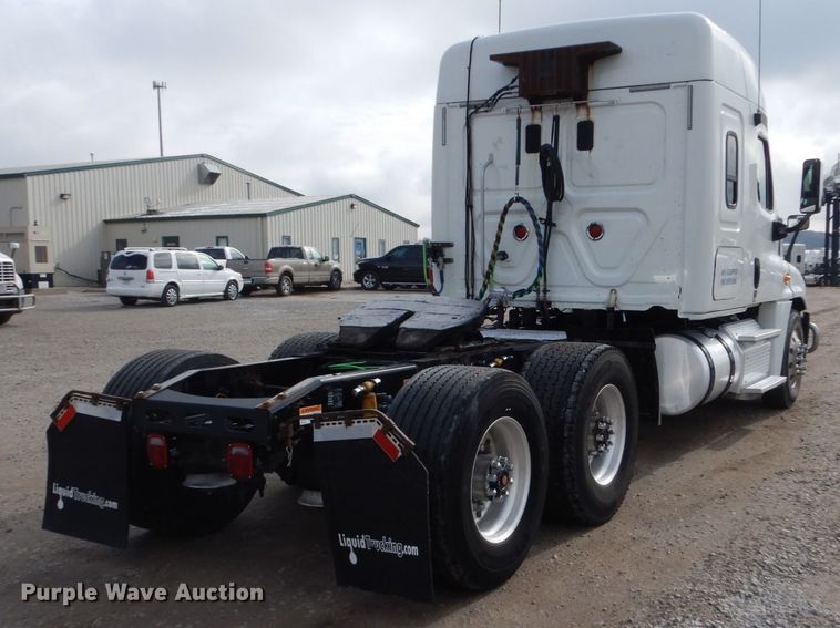 image for item EC9080 2013 Freightliner Cascadia semi truck