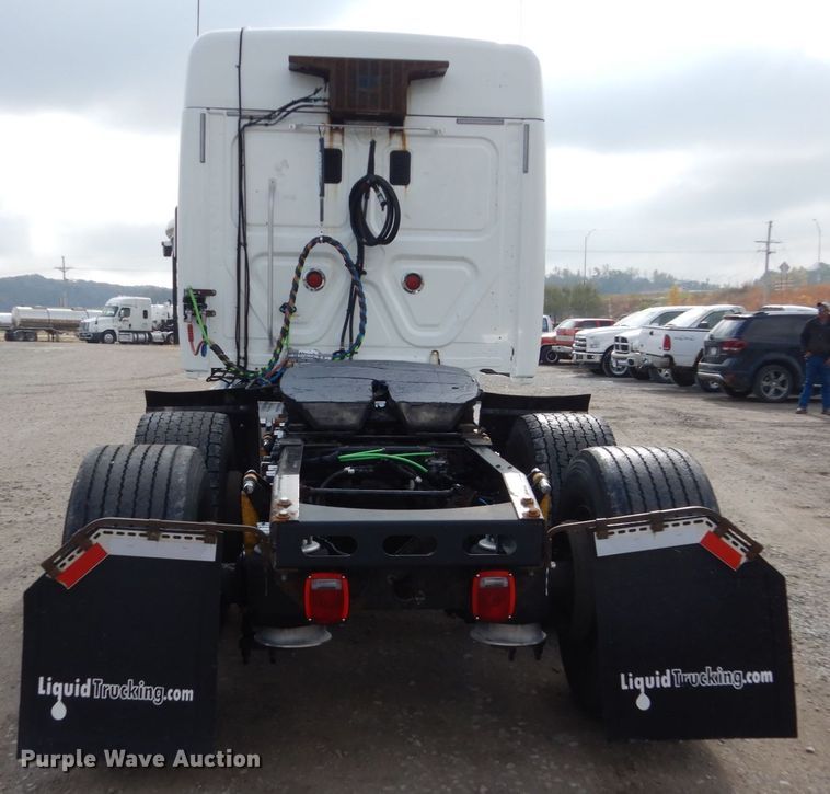 image for item EC9080 2013 Freightliner Cascadia semi truck