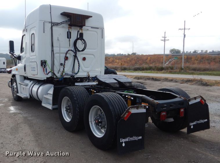 image for item EC9080 2013 Freightliner Cascadia semi truck