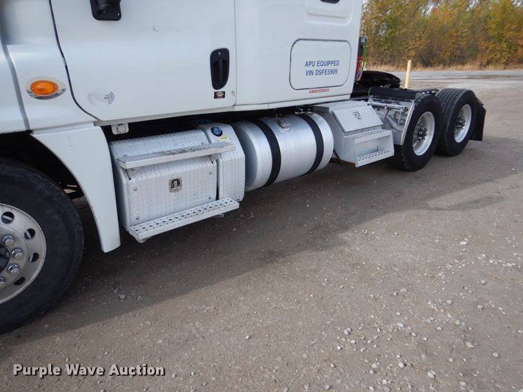 image for item EC9080 2013 Freightliner Cascadia semi truck