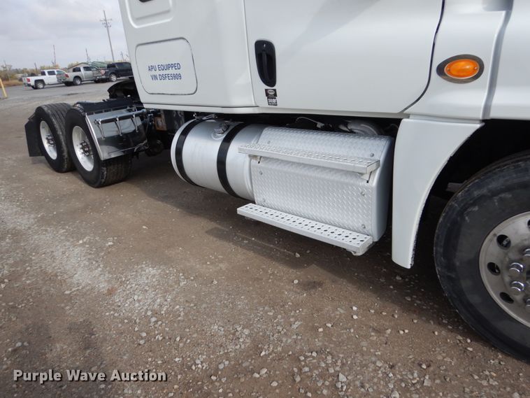 image for item EC9080 2013 Freightliner Cascadia semi truck