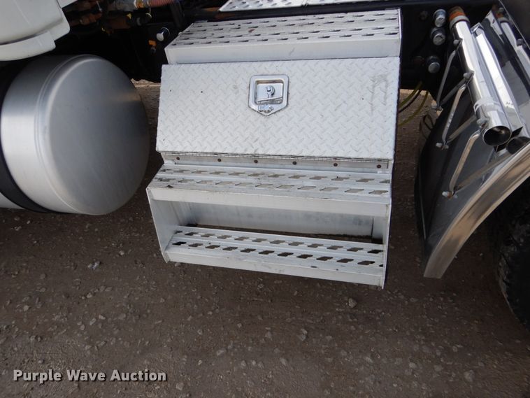 image for item EC9080 2013 Freightliner Cascadia semi truck