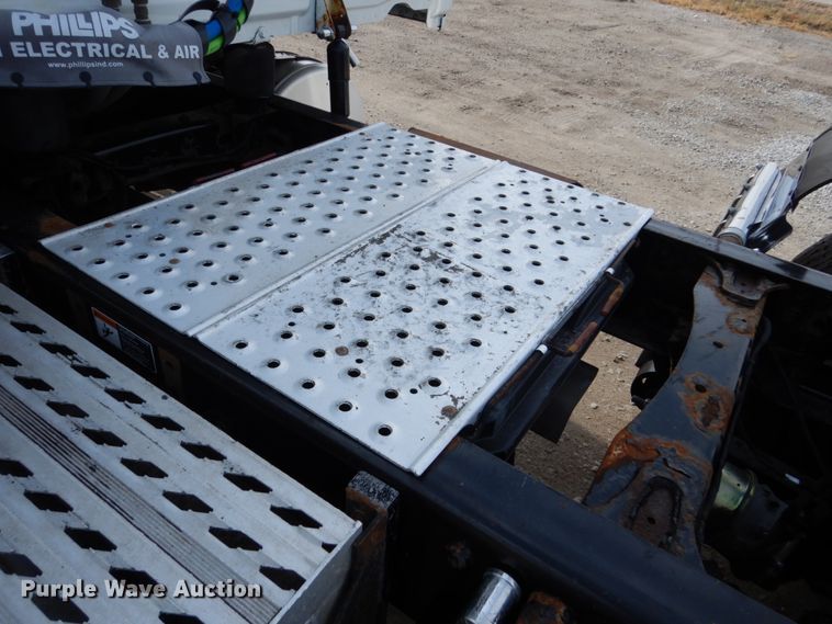 image for item EC9080 2013 Freightliner Cascadia semi truck