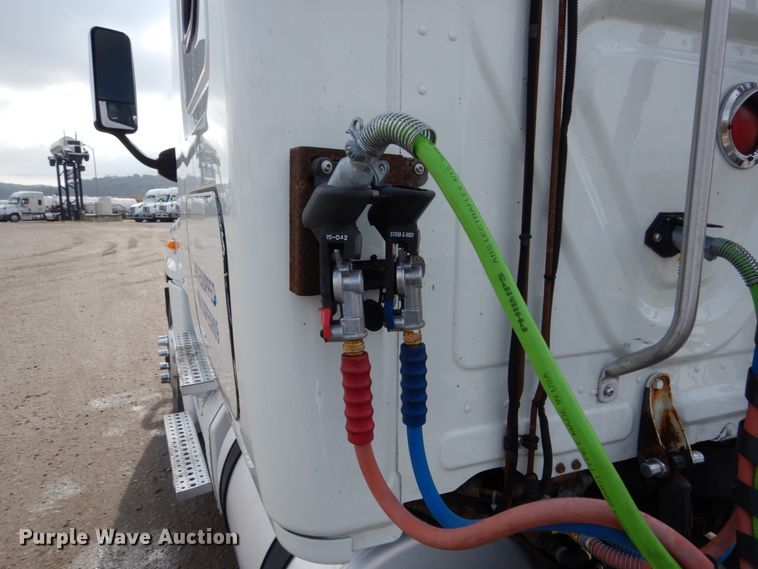 image for item EC9080 2013 Freightliner Cascadia semi truck