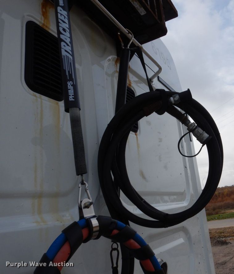 image for item EC9080 2013 Freightliner Cascadia semi truck