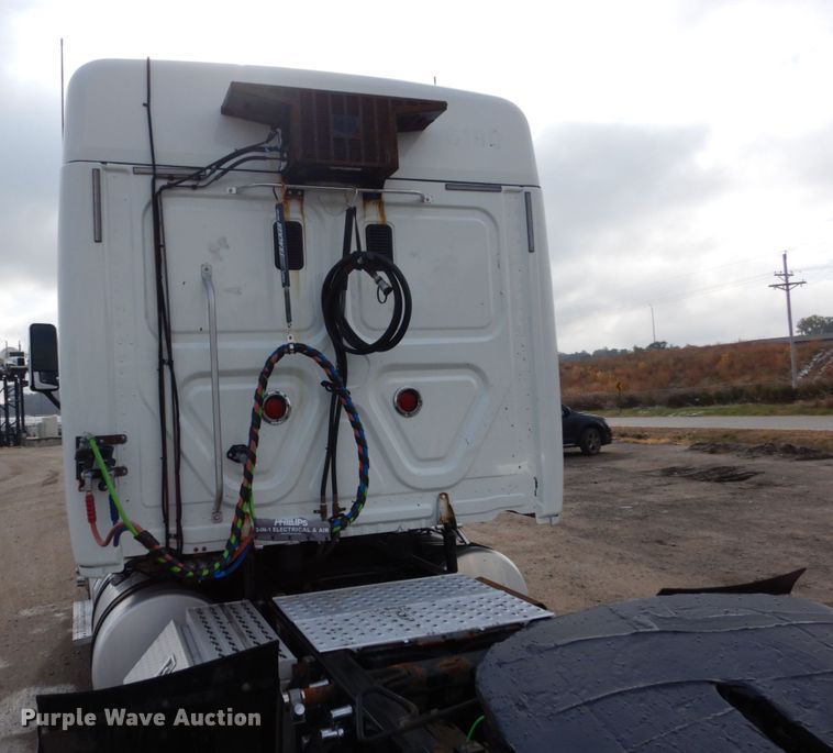 image for item EC9080 2013 Freightliner Cascadia semi truck