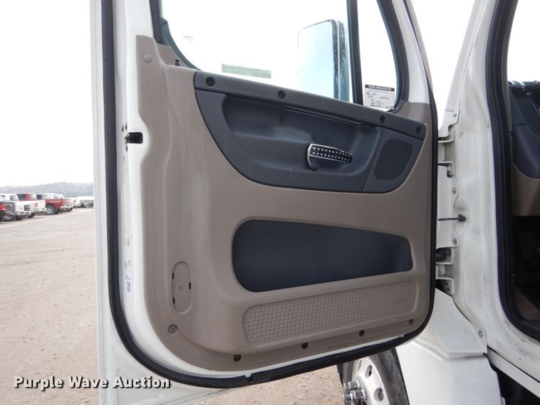 image for item EC9080 2013 Freightliner Cascadia semi truck