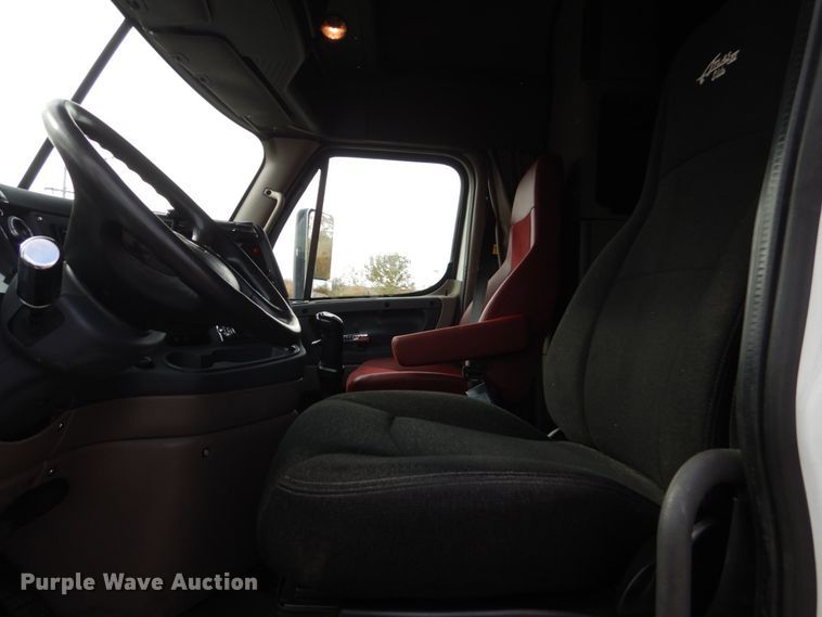 image for item EC9080 2013 Freightliner Cascadia semi truck