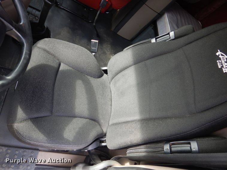 image for item EC9080 2013 Freightliner Cascadia semi truck