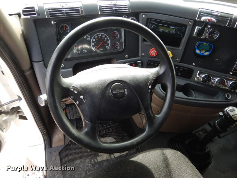 image for item EC9080 2013 Freightliner Cascadia semi truck