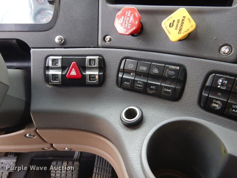 image for item EC9080 2013 Freightliner Cascadia semi truck