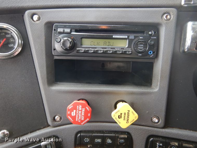 image for item EC9080 2013 Freightliner Cascadia semi truck